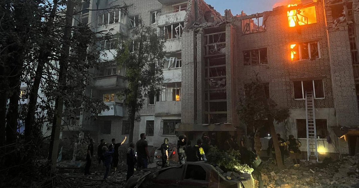 Во Львове горят жилые дома: есть сообщения о пострадавших (фото)